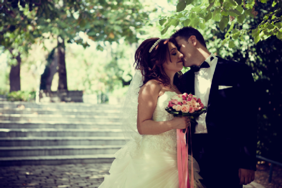 bride and groom kissing in garden